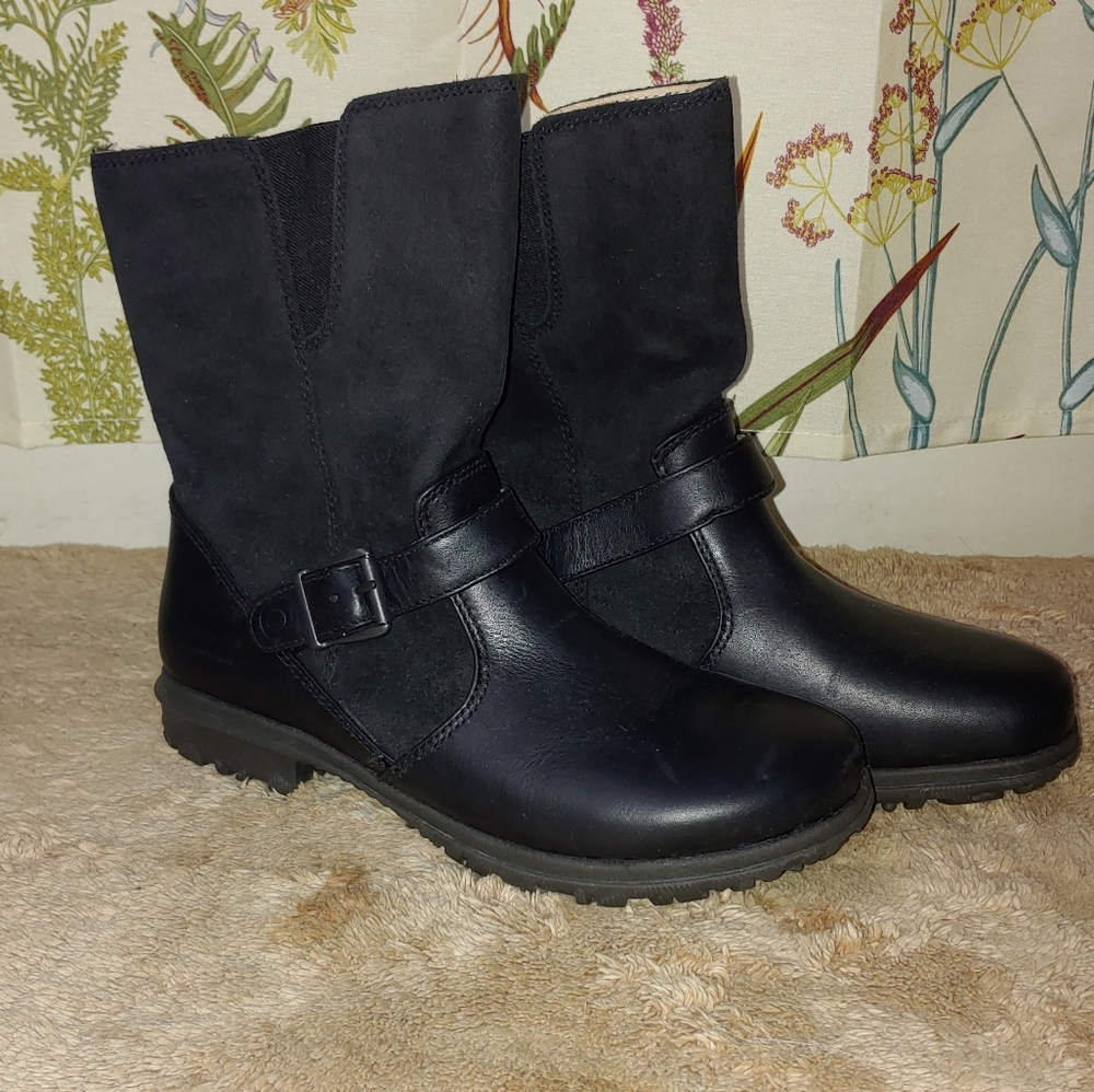 LIKE NEW Bogs leather boots